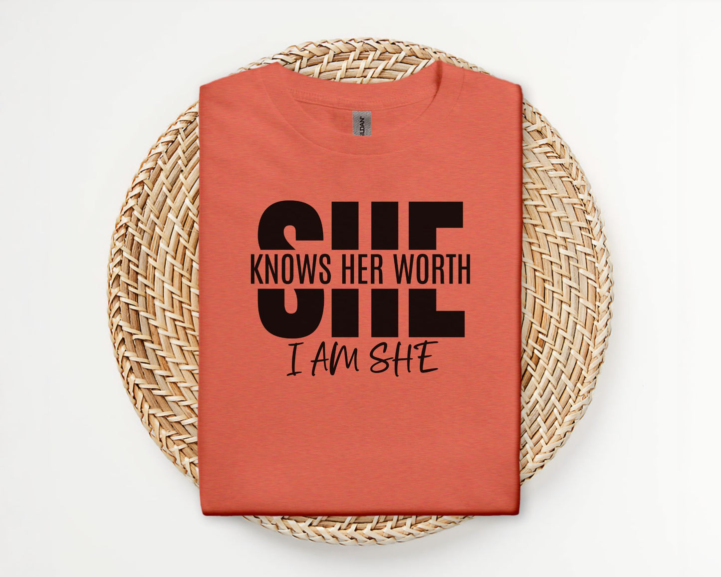 She knows her worth - T-shirt